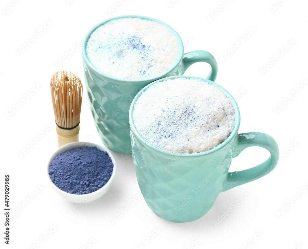 一杯杯蓝色抹茶拿铁，粉末和白底奶油