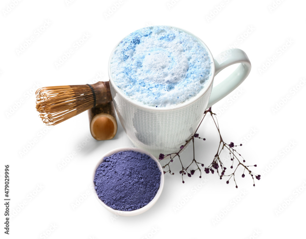 用一杯蓝色抹茶拿铁、粉末和在白底上隔离的追逐物组成