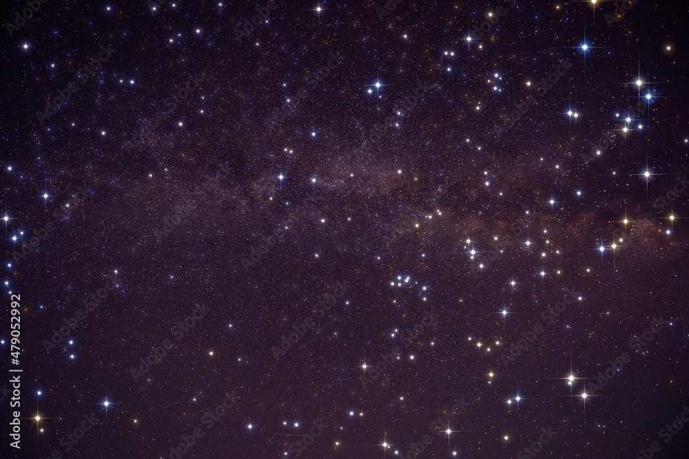 夜空中的多色恒星。银河系。