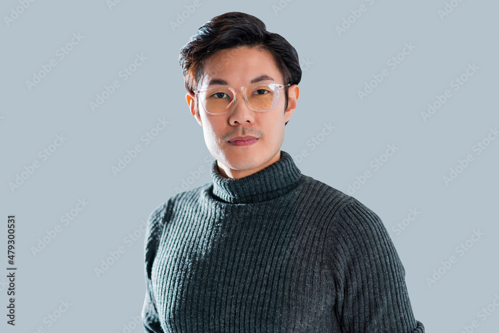 智能眼镜亚洲男性思考动作姿势，迷人的休闲布料成年亚洲男性穿着毛衣