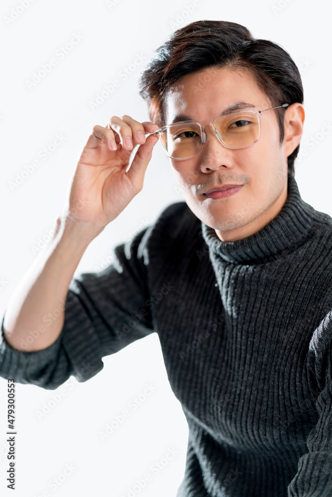 智能眼镜亚洲男性思维动作姿势，吸引人的休闲布成年亚洲男性穿毛衣