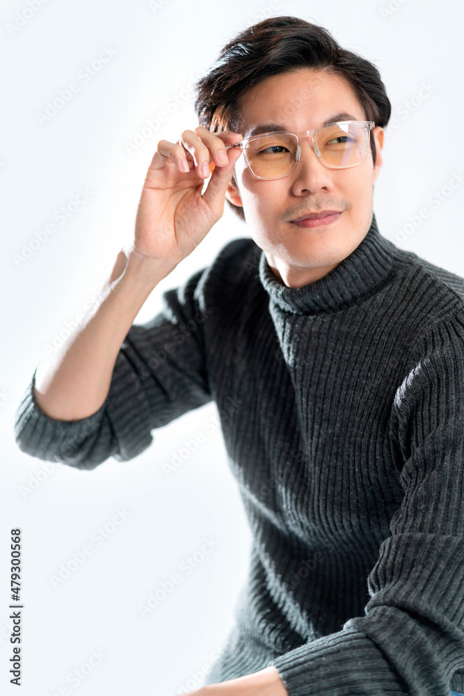 智能眼镜亚洲男性思维动作姿势，吸引人的休闲布成年亚洲男性穿毛衣