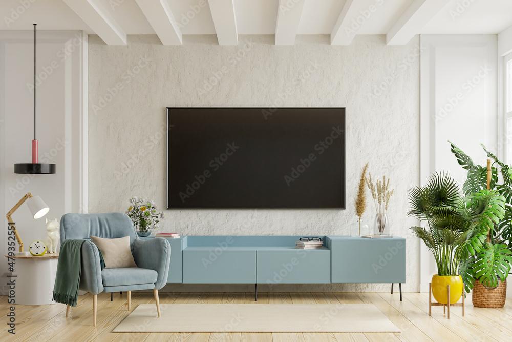 现代客厅橱柜上的电视，石膏墙背景扶手椅。