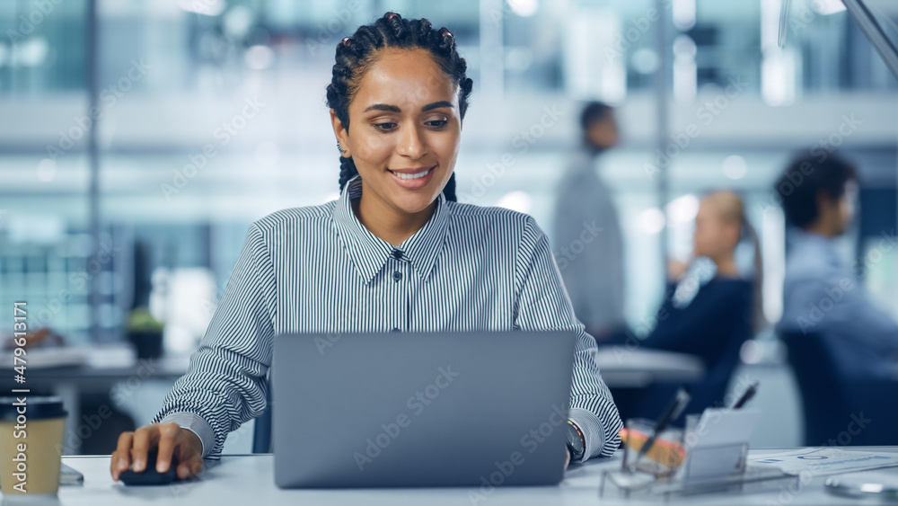 多民族办公室：在笔记本电脑桌面上工作的专业黑人女IT工程师。Su