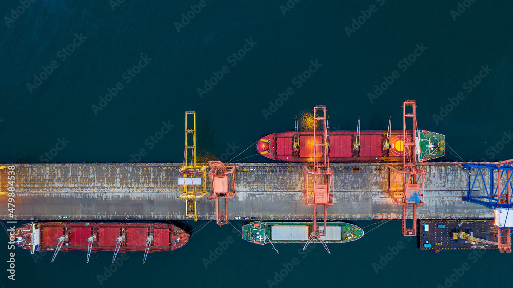 鸟瞰散货船码头，全球业务进出口物流和运输公司