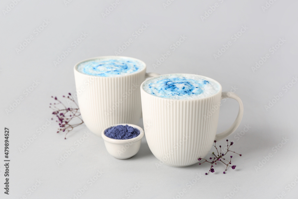 一杯杯蓝色抹茶拿铁、粉末和白底花朵