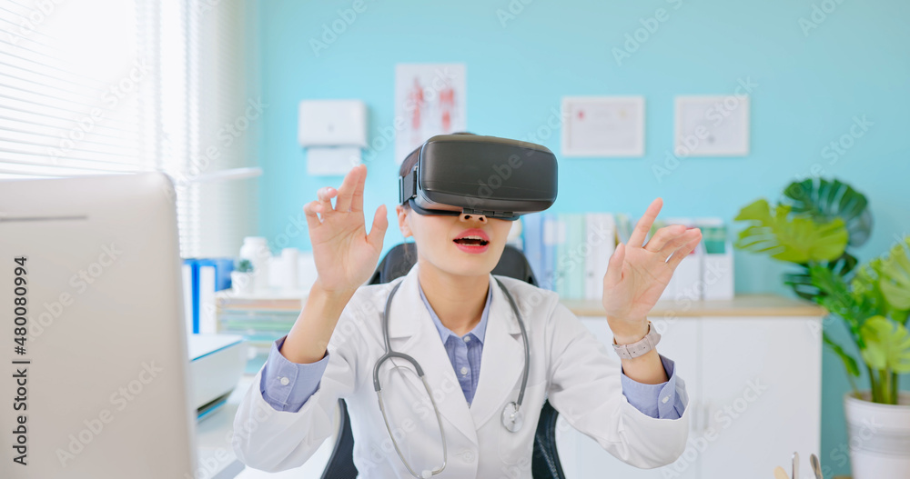 医生戴VR耳机