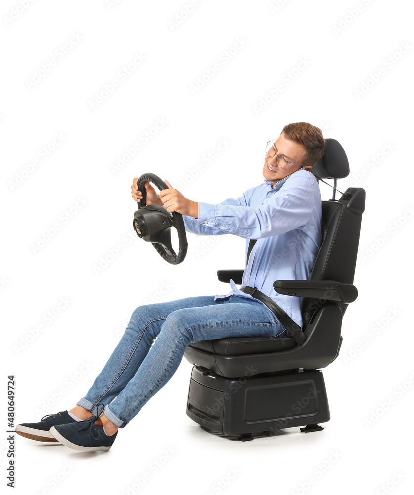 坐在汽车座椅上、拿着方向盘的男子在白底上打电话