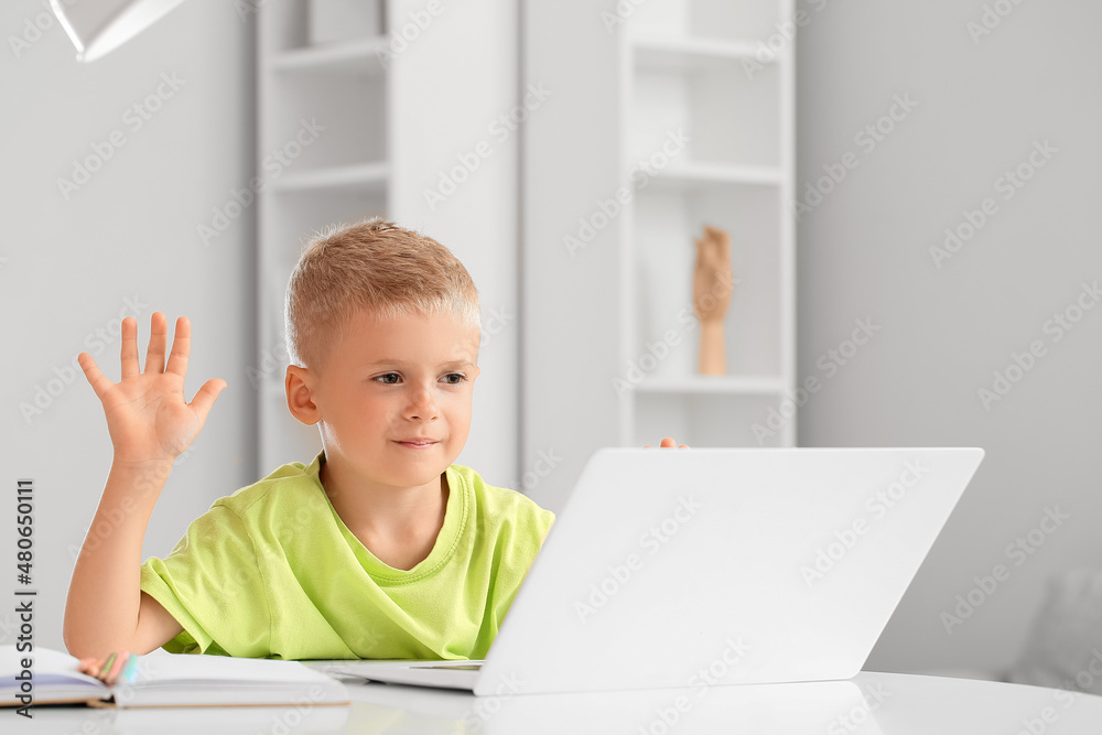 可爱的小男孩在家用笔记本电脑视频聊天