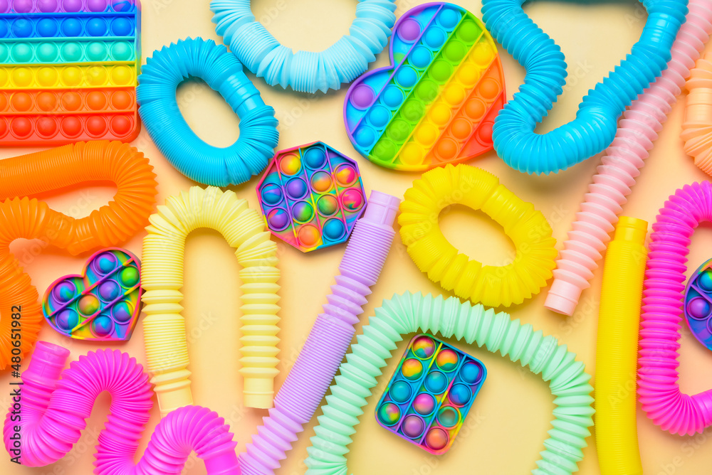 彩色流行管和黄色背景上的流行玩具