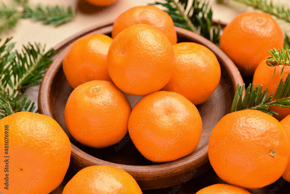 桌子上摆着美味的橘子，特写