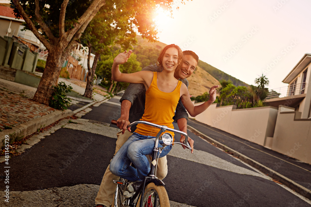 生活、爱情、骑行。一对幸福的年轻情侣一起骑自行车的镜头。