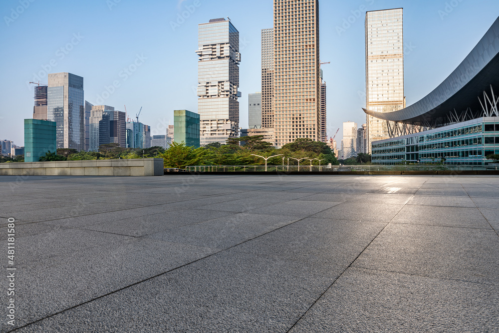中国深圳，空荡荡的广场和城市天际线与现代商业写字楼。