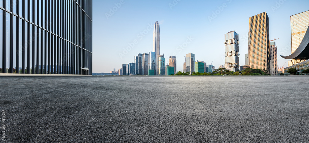 中国深圳的沥青道路和城市天际线，以及现代化的商业办公楼。