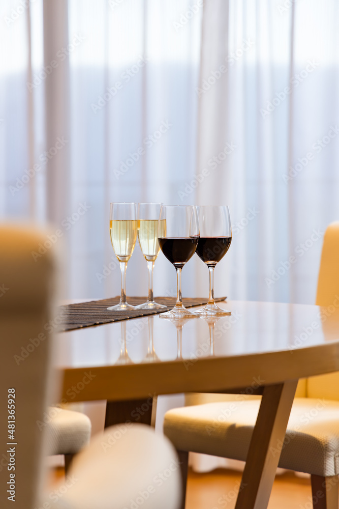 綺麗なテーブルと美味しそうなワイン