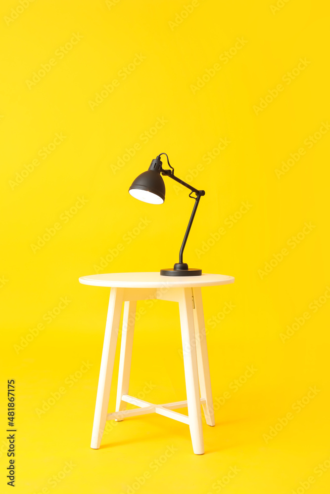 彩色背景带时尚灯具的桌子