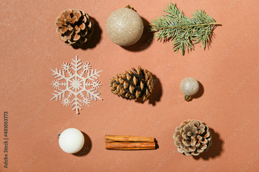 棕色背景上的松果、圣诞装饰和肉桂组成