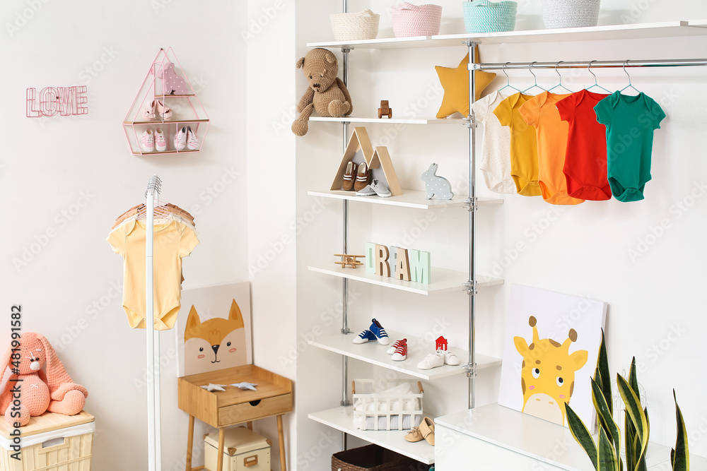 带玩具和婴儿连体衣的轻便儿童房内部