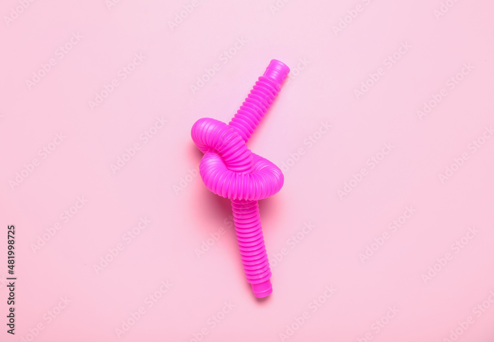 彩色背景上的粉红色流行管