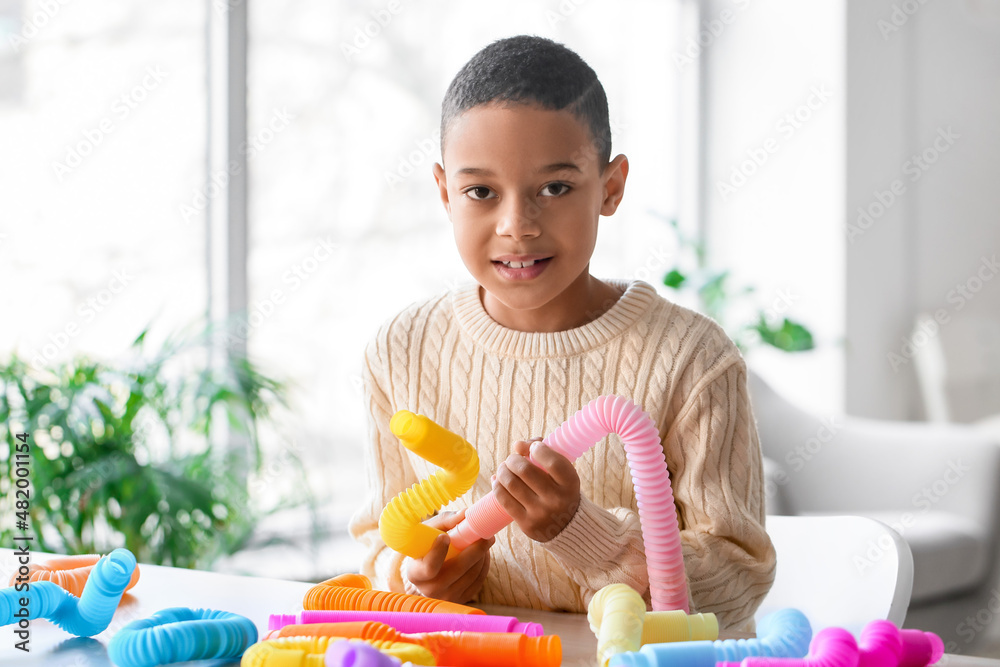 非洲裔美国小男孩在家玩Pop Tubes