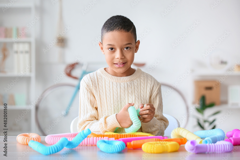 非洲裔美国小男孩在家玩Pop Tubes