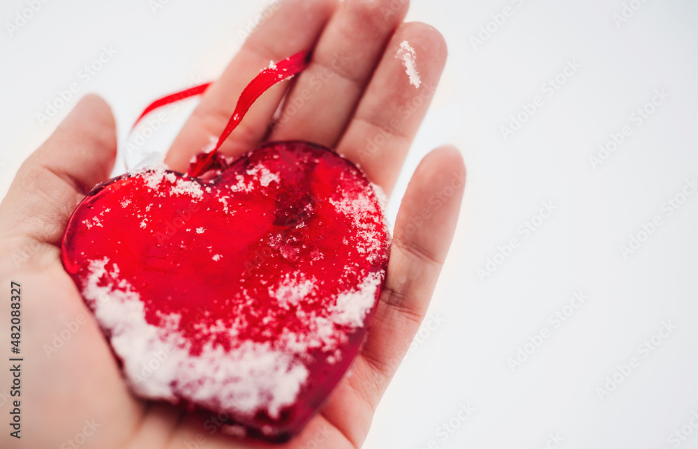 户外特写图片中，一位女士手拿着一颗涂有雪的美丽玻璃般的红色心脏
1183805521,连环画的山脊景观。简单涂鸦风格的高山和山峰
