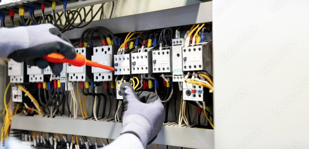 电工在控制系统、配电盘和电气系统中连接电线