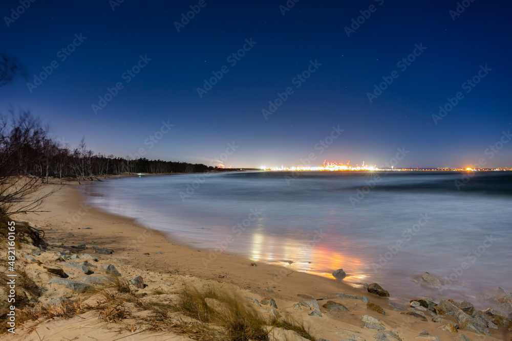 波兰格但斯克夜间风暴期间的波罗的海海滩
