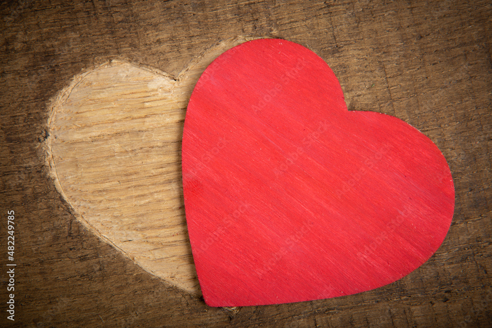 情人节问候概念。木头上雕刻的心形。情人节贺卡。免费sp