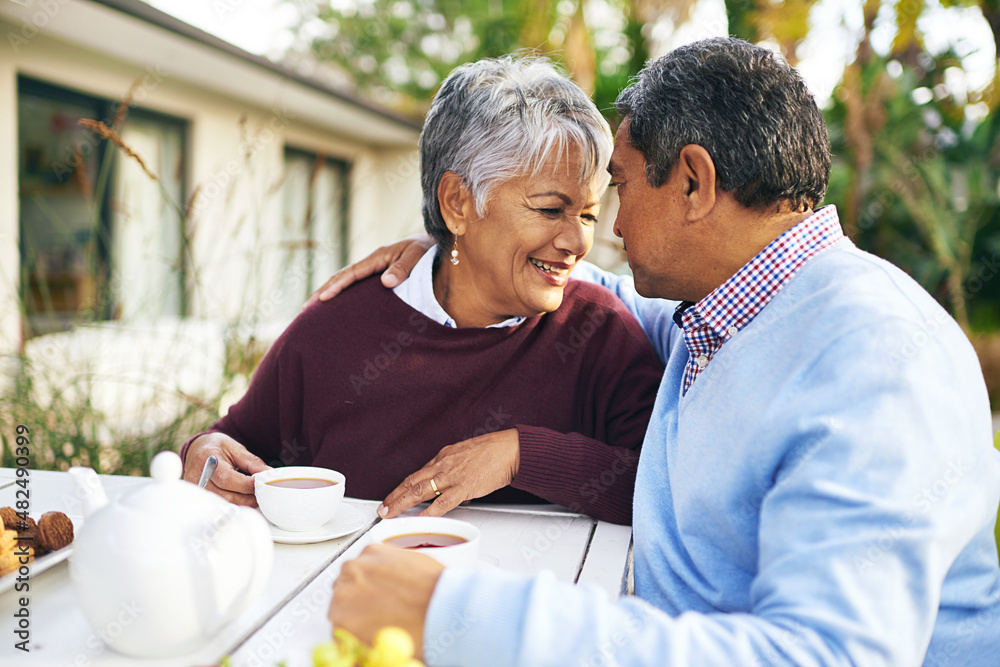 退休-更多的浪漫时间。一对幸福的老夫妇在户外一起喝茶的照片。