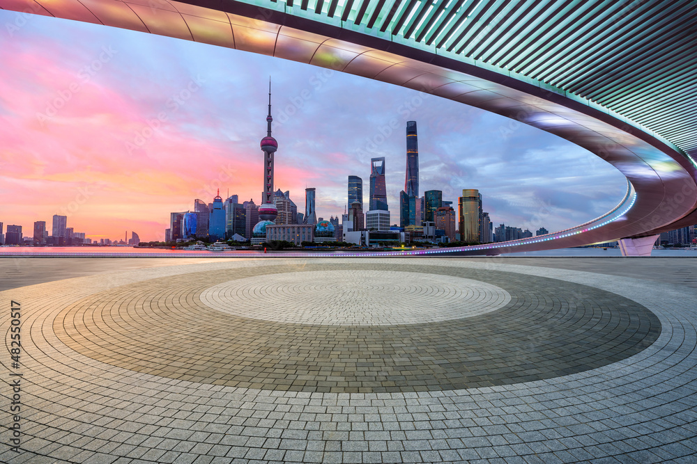 上海日出时的全景天际线和空荡荡的广场层现代商业建筑，Ch