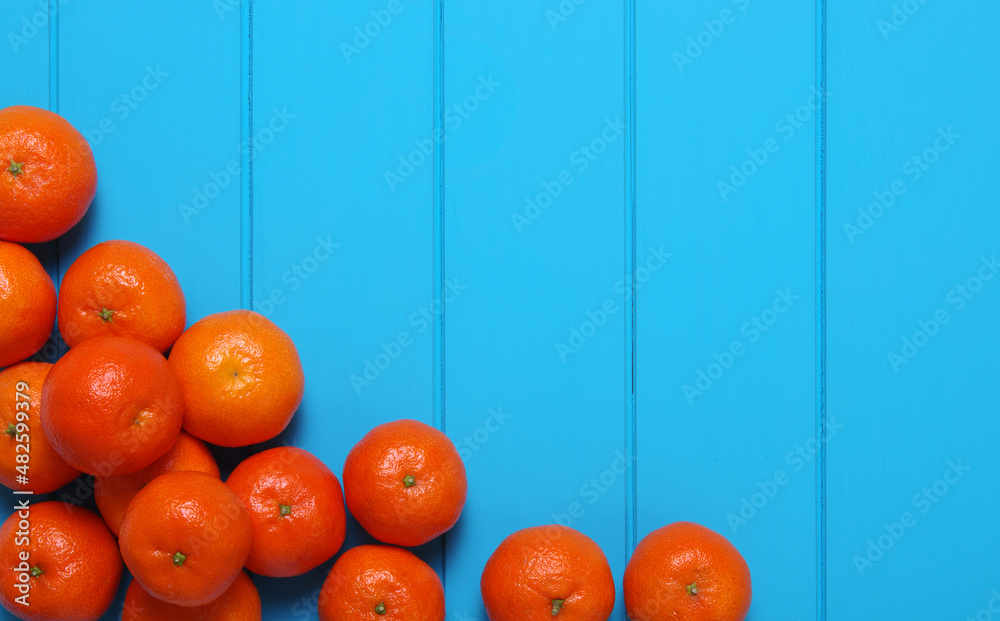 木头桌子上的橘子。