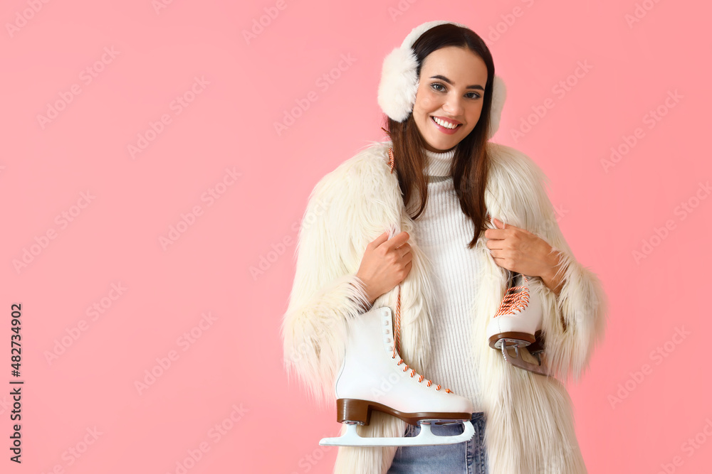 快乐的女人，穿着冬装，背景是溜冰鞋