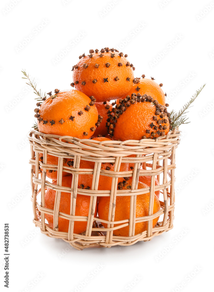 用橘子和丁香做成的手工圣诞装饰，篮子里放着白底