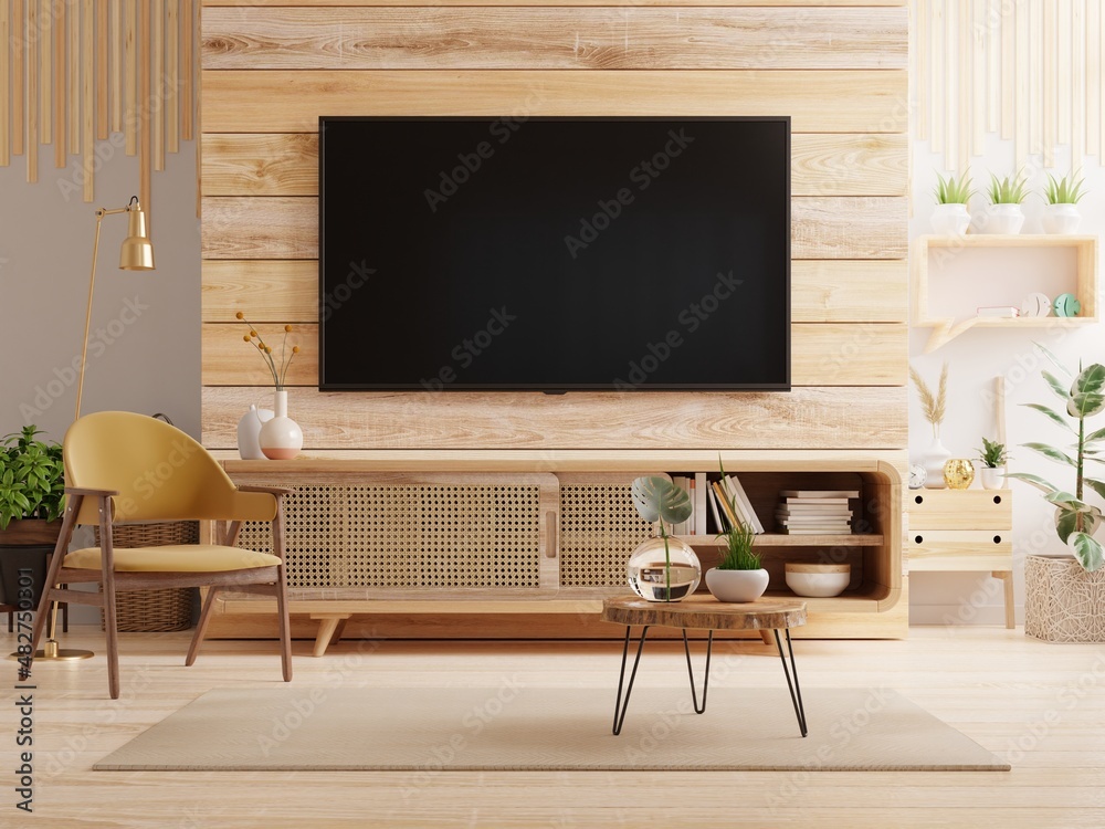 现代客厅橱柜上的电视LED，木墙背景上有扶手椅。