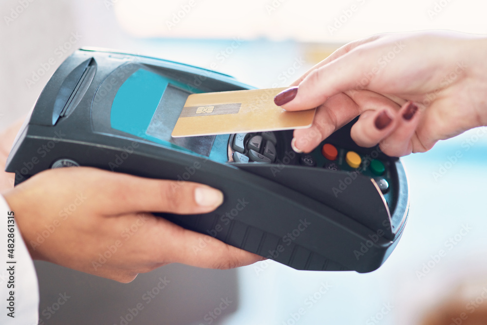点击即用。一个顾客用信用卡付款的裁剪镜头。
