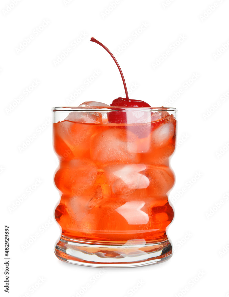 白底樱桃和冰的曼哈顿鸡尾酒杯