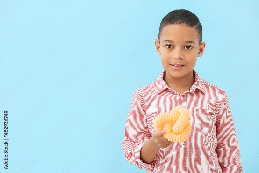 蓝色背景橙色Pop Tube的非洲裔美国小男孩