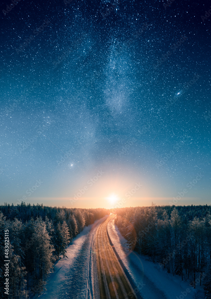 通往日落和银河之星的道路，穿过白雪皑皑的北方森林。交通a
