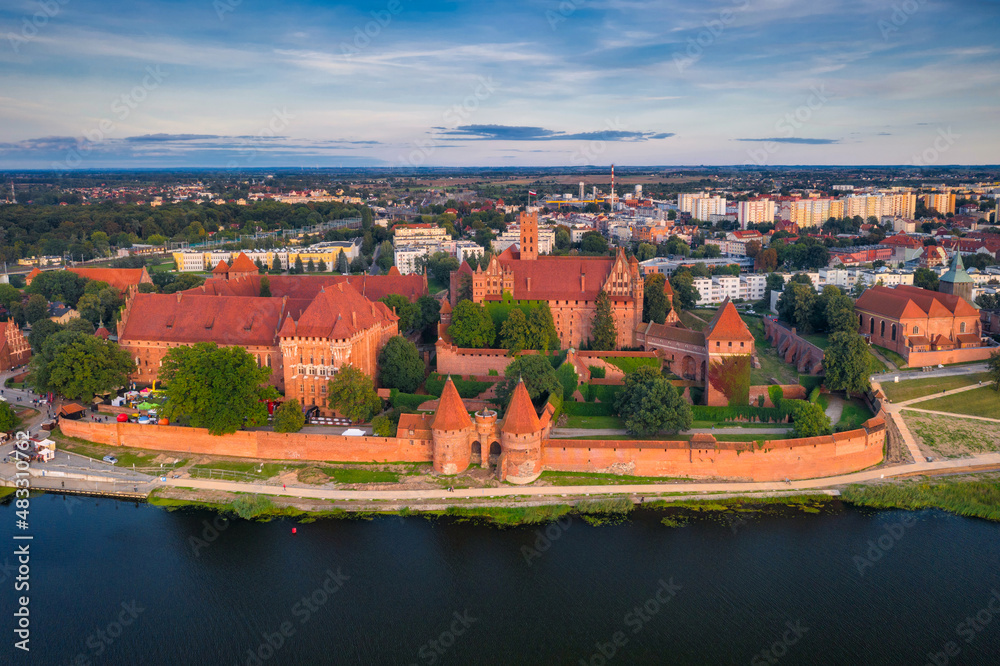 波兰诺加特河上美丽的马尔博克城堡