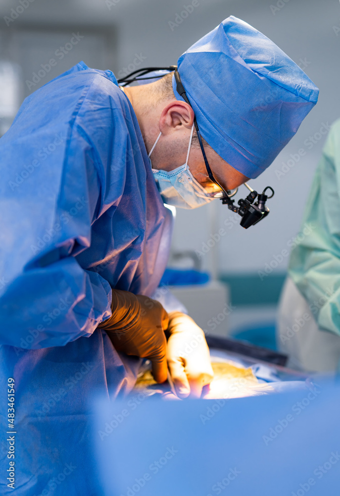 戴着特殊手术眼镜的神经外科医生提供手术。手术中细心周到的医生
