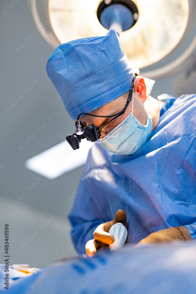 手术室里的神经外科医生。戴着外科眼镜的细心医生提供手术。选择性f