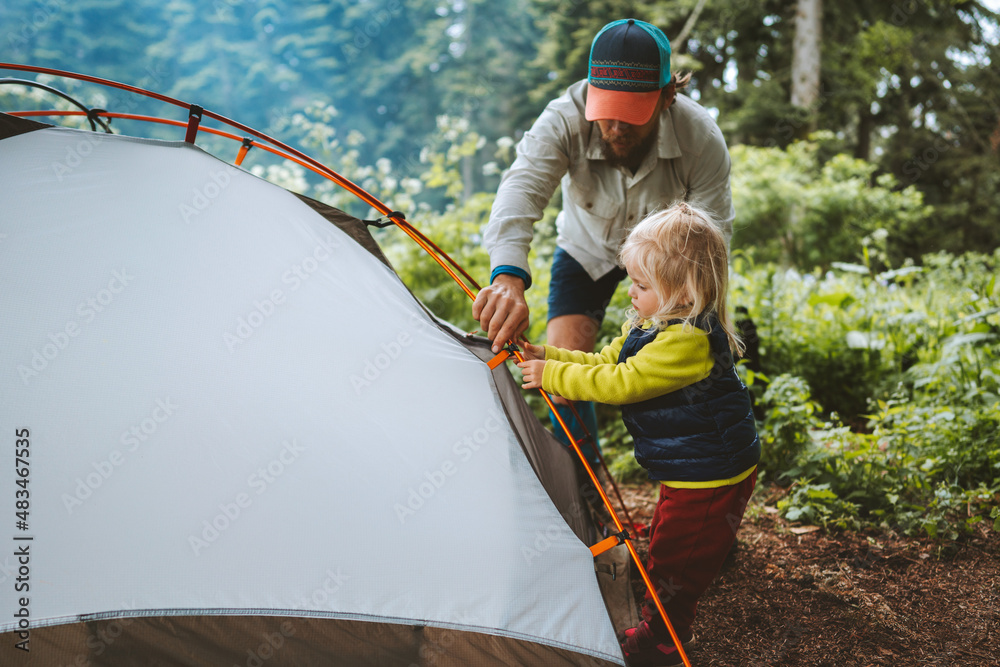 孩子和父亲正在搭建露营帐篷家庭旅行度假徒步旅行户外冒险之旅hea
