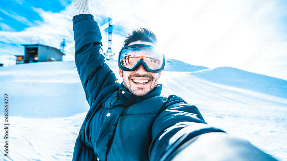 年轻人用智能手机在雪坡登山自拍-快乐滑雪者h