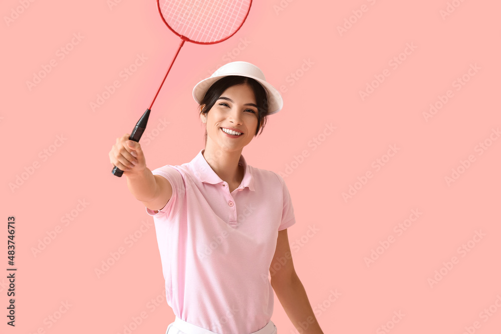 彩色背景的运动型女羽毛球运动员