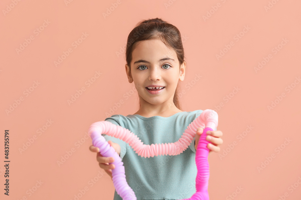 粉色背景上有流行管的有趣小女孩