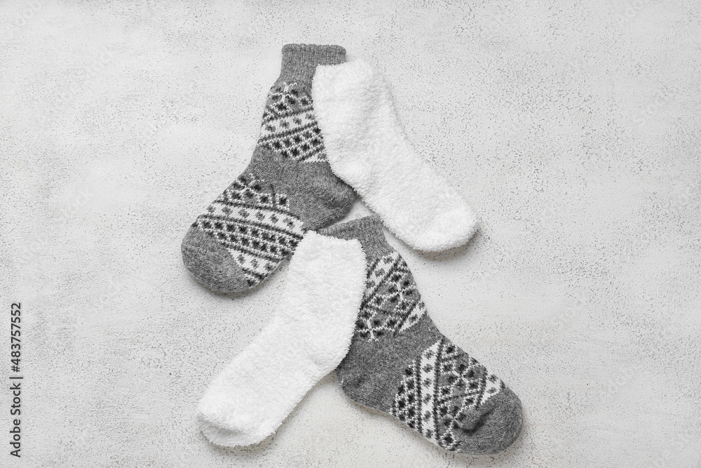 浅色背景下的两双保暖袜子