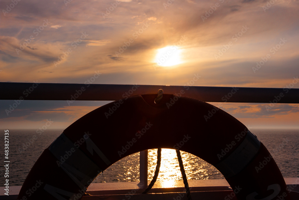 日落在渡轮甲板上，加拿大魁北克省圣劳伦斯河