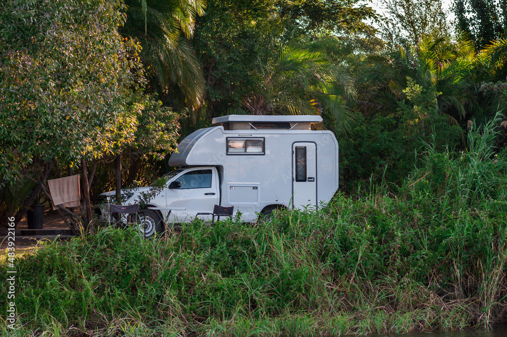 奥卡万戈河岸上的房车/露营车停在纳米比亚奥卡万戈河岸上。