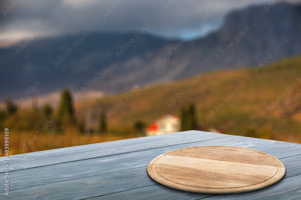 空木桌，山色柔和，背景模糊。用作产品展示蒙太奇。